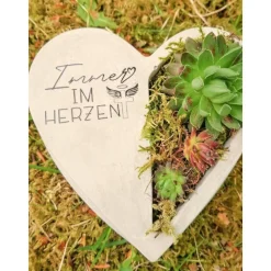 Bepflanztes Herz aus Beton mit Schriftzug Grabschmuck Trauer Grabgesteck Grabherz Personalisierbar