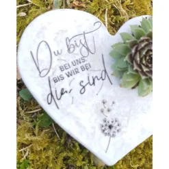 Bepflanztes Herz aus Beton mit Schriftzug Grabschmuck Trauer Grabgesteck Grabherz