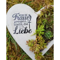 Bepflanztes Herz aus Beton mit Schriftzug Grabschmuck Trauer Grabgesteck Grabherz Personalisierbar
