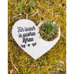 Bepflanztes Herz aus Beton mit Schriftzug Grabschmuck Trauer Grabgesteck Grabherz