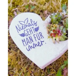 Bepflanztes Herz aus Beton mit Schriftzug Grabschmuck Trauer Grabgesteck Grabherz