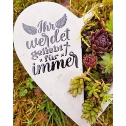 Bepflanztes Herz aus Beton mit Schriftzug Grabschmuck Trauer Grabgesteck Grabherz Personalisierbar