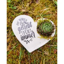 Bepflanztes Herz aus Beton mit Schriftzug Grabschmuck Trauer Grabgesteck Grabherz