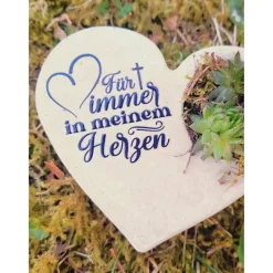 Bepflanztes Herz aus Beton mit Schriftzug Grabschmuck Trauer Grabgesteck Grabherz