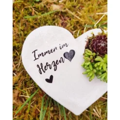 Bepflanztes Herz aus Beton mit Schriftzug Grabschmuck Trauer Grabgesteck Grabherz