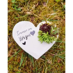 Bepflanztes Herz aus Beton mit Schriftzug Grabschmuck Trauer Grabgesteck Grabherz