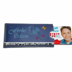 Bestickte Geschenkverpackung für eine Tafel Schokolade als Geschenkidee blaue Schokoladenhülle Ostern