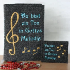 Bestickte Gotteslobhülle aus Filz *Du bist ein Ton in Gottes Melodie 1 *individuell angefertigt