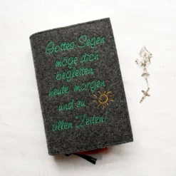 Bestickte Gotteslobhülle aus Filz *Spruch 