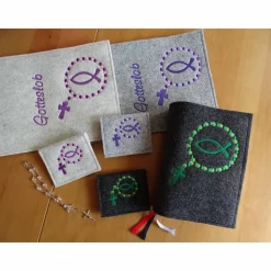 Bestickte Gotteslobhülle aus Filz *Rosenkranz *individuell angefertigt