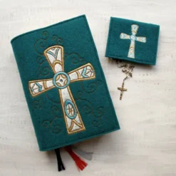 Bestickte Gotteslobhülle aus Filz *Kreuz mit verschlungenem Hintergrund *individuell angefertigt