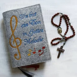 Bestickte Gotteslobhülle aus Filz *Du bist ein Ton in Gottes Melodie 2 *individuell angefertigt
