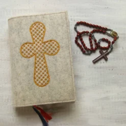 Bestickte Gotteslobhülle aus hellgrauem Filz mit goldenem Kreuz mit Blumenmuster *sofort versandfertig
