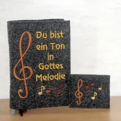 Bestickte Gotteslobhülle aus Filz *Du bist ein Ton in Gottes Melodie 3 *individuell angefertigt