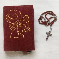 Bestickte Gotteslobhülle aus weinrotem Filz mit goldenem Engel *sofort versandfertig