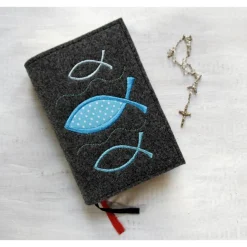 Bestickte Gotteslobhülle aus anthrazitfarbigem Filz mit Fischen in Blautönen *sofort versandfertig