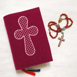 Bestickte Gotteslobhülle aus Filz *Kreuz mit Blumenmuster *individuell angefertigt