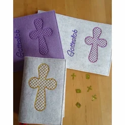 Bestickte Gotteslobhülle aus Filz *Kreuz mit Blumenmuster *individuell angefertigt