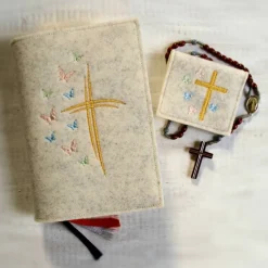 Bestickte Rosenkranztasche aus Filz *Kreuz mit Schmetterlinge *individuell angefertigt
