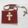 Bestickte Rosenkranztasche aus weinrotem Filz mit Kreuz in weiß mit goldener Umrandung *sofort versandfertig
