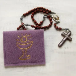 Bestickte Rosenkranztasche aus fliederfarbigem Filz mit goldenem Kelch *sofort versandfertig