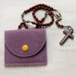 Bestickte Rosenkranztasche aus fliederfarbigem Filz mit goldenem Kelch *sofort versandfertig