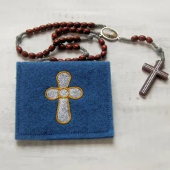 Bestickte Rosenkranztasche aus blauem Filz mit Kreuz in weiß mit goldener Umrandung *sofort versandfertig