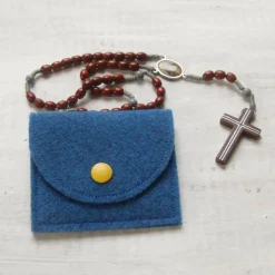 Bestickte Rosenkranztasche aus blauem Filz mit Kreuz in weiß mit goldener Umrandung *sofort versandfertig