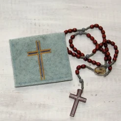 Bestickte Rosenkranztasche aus Filz *Motiv Kreuz mit Stein *individuell angefertigt