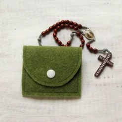 Bestickte Rosenkranztasche aus grünem Filz mit weißer Taube *sofort versandfertig