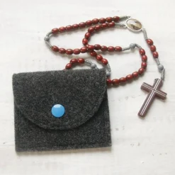 Bestickte Rosenkranztasche aus anthrazitfarbigem Filz mit blauem Fisch *sofort versandfertig