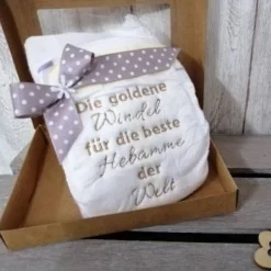 Bestickte Windel mit Spruch: Die goldene Windel für die beste Hebamme