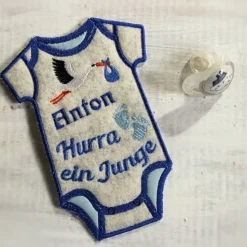 Bestickter Deko-Babybody aus Filz mit Wunschnamen *individuell angefertigt