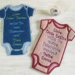 Bestickter Deko-Babybody aus Filz Patentante oder Patenonkel *individuell angefertigt