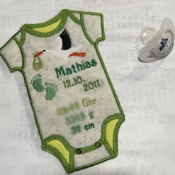 Bestickter Deko-Babybody aus Filz mit Geburtsdaten *individuell angefertigt