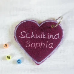 Bestickter Herz-Schlüsselanhänger aus Filz 
