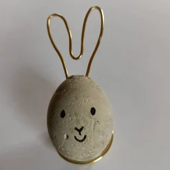 Beton-Ei als Oster-Hase...  ...und nun zum Osterhasen