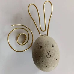Beton-Ei als Oster-Hase...  ...und nun zum Osterhasen
