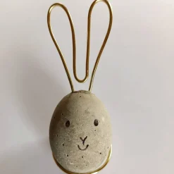 Beton-Ei als Oster-Hase...  ...und nun zum Osterhasen