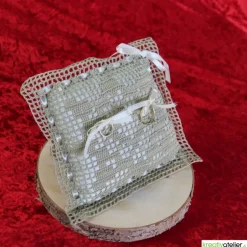 Bezauberndes gehäkeltes Ringkissen in Lindgrün-Creme mit eleganten Satinschleifen - perfekt für romantische Hochzeiten