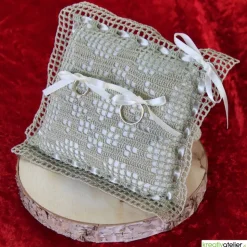 Bezauberndes gehäkeltes Ringkissen in Lindgrün-Creme mit eleganten Satinschleifen - perfekt für romantische Hochzeiten