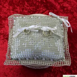 Bezauberndes gehäkeltes Ringkissen in Lindgrün-Creme mit eleganten Satinschleifen - perfekt für romantische Hochzeiten