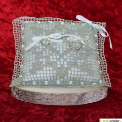 Bezauberndes gehäkeltes Ringkissen in Lindgrün-Creme mit eleganten Satinschleifen - perfekt für romantische Hochzeiten