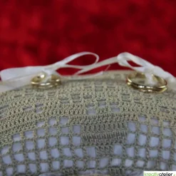 Bezauberndes gehäkeltes Ringkissen in Lindgrün-Creme mit eleganten Satinschleifen - perfekt für romantische Hochzeiten