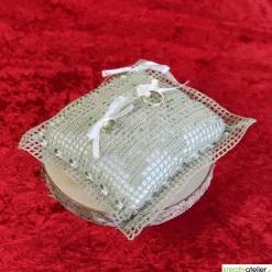 Bezauberndes gehäkeltes Ringkissen in Lindgrün-Creme mit eleganten Satinschleifen - perfekt für romantische Hochzeiten