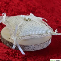 Bezauberndes gehäkeltes Ringkissen in Creme-Creme mit Herzchen und Satinschleifen - Perfektes Hochzeits-Accessoire