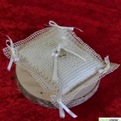 Bezauberndes gehäkeltes Ringkissen in Creme-Creme mit Herzchen und Satinschleifen - Perfektes Hochzeits-Accessoire