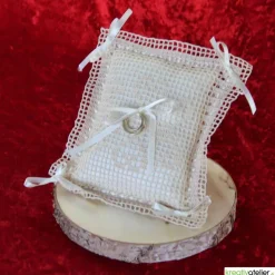 Bezauberndes gehäkeltes Ringkissen in Creme-Creme mit Herzchen und Satinschleifen - Perfektes Hochzeits-Accessoire