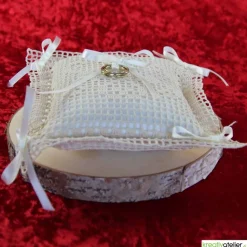 Bezauberndes gehäkeltes Ringkissen in Creme-Creme mit Herzchen und Satinschleifen - Perfektes Hochzeits-Accessoire