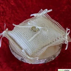 Bezauberndes gehäkeltes Ringkissen in Creme-Creme mit Herzchen und Satinschleifen - Perfektes Hochzeits-Accessoire